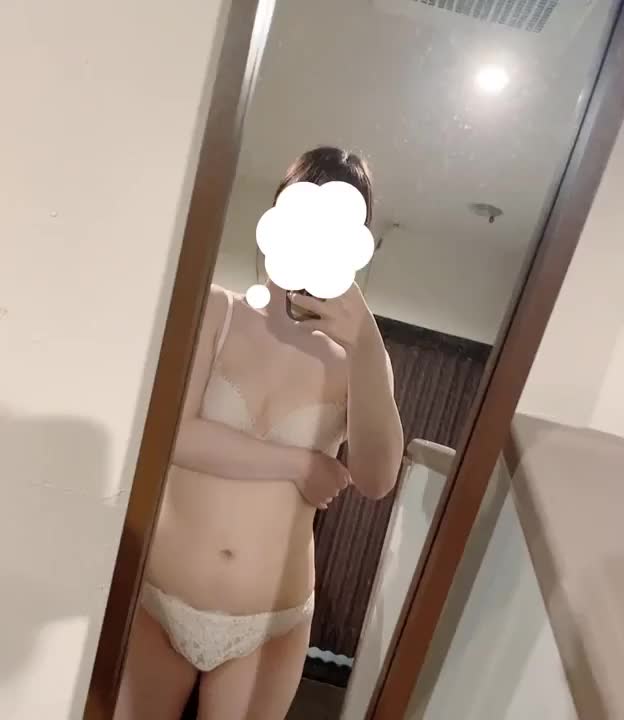 昨日もたくさんのお誘い
ありがとうございました🥰

1人でいる時は寂しいって 
思っちゃうロアだけど
お兄さまと会えた時は
めっちゃ嬉しいし、楽しいし🥹


ロアと出会ってくれて
本当に ありがとうございます！


お兄さんのシたいことロアに
教えてくれて、
それで気持ちよくなってる姿を
見ると嬉しい気持ちになるし、
何より幸せです💗


お兄さまからありがとうって
よく言ってもらえるけど
それはお互い様です！ 
ありがとうございます😊


楽しい時間と幸せな時間を
ありがとうございます🫶



今日から週始まりで憂鬱に
なっちゃうかもだけど
また1週間頑張っていきましょ💪
ロアも一緒に頑張ります！


残り少ない時間ですが、
今日もお誘い待ってます！
ロアのすべすべなお肌と 
キツキツなアソコいっぱい
堪能してほしいです🫣
もちろん楽しいお話もいっぱい
してお兄さまのことたくさん
知りたいな🥹


まったりお誘い待ってます！