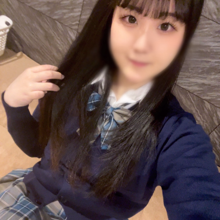 今日は制服が似合いそうな黒髪ストレートと朝の日記でお伝えしていたんですが、制服を選んでくれたお兄様がいて着れちゃいました🏫🩷

自分でもまだ現役高校生いけるんじゃないかと思ってます^^

めちゃめちゃ童顔かと言われるとそんなことは無いと思うのですが何故か制服似合います！多分！みんなはどう思いますか！？🙄🙄

制服姿実物で見て欲しいです(๑•̀ㅁ•́ฅ✨
絶対絶対似合うと約束します🪄︎︎🩷

なんだか高校生戻りたいな〜とちょっと思ってしまいました！🤭