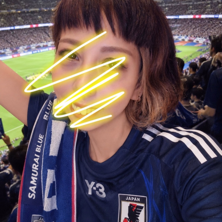 サッカー観た？？

れおんは、にわかファンなので！！
勿論観た😂😂

AIに日本代表ユニフォーム着てるように加工してもらった画像載せておく😎

今日の出勤は、、

❤️15:00〜23:00❤️

ゆるっとお兄様のお誘い待ってるね😘💗