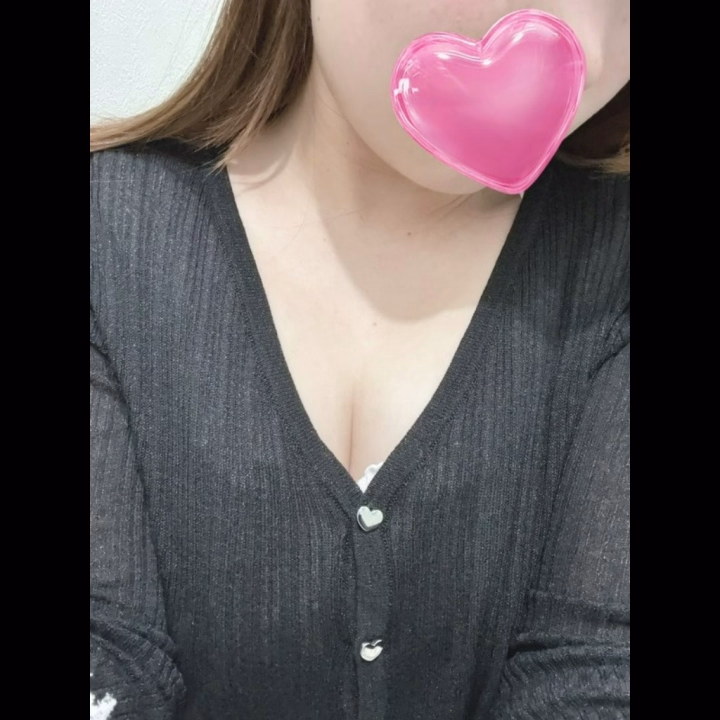 いおりです♡

出勤しました！
今日もラストまでいます🥺

いおりと一緒に楽しい週末にしませんか？💓

たくさんお誘い待ってるね♡