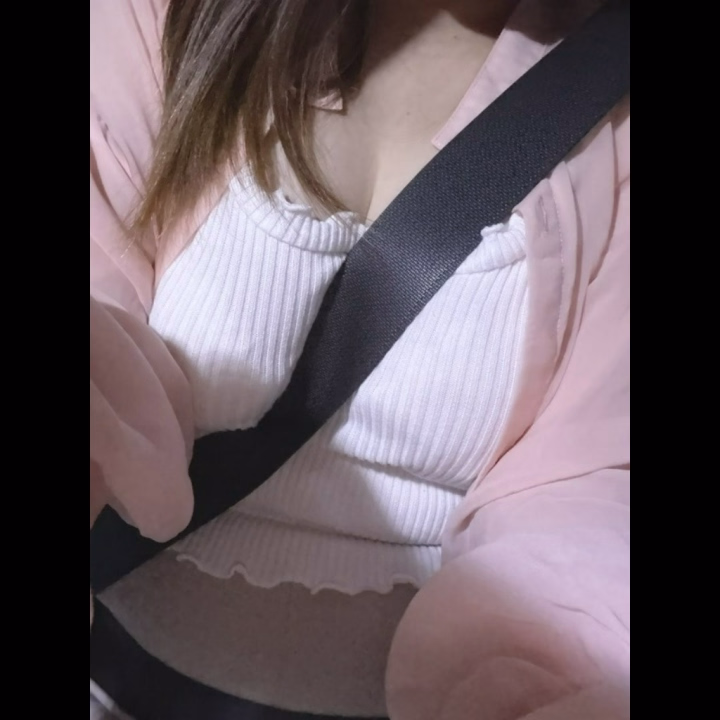 こんばんは🌛

いおりです♡

今日出勤します！
22時から待ってるからたくさん遊んでね💕︎