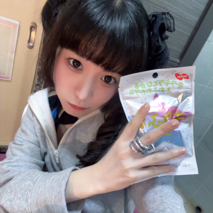 きらふわグミの限定❔新作❔おいしかった〜ジャリジャリついてるグミすき ⊂(  ᴖ ̫ᴖ)⊃ ⊂(ᴖ ̫ᴖ  )⊃
バウムクーヘンも側面ジャリジャリしててほしいし、カステラも上面ジャリジャリしててほしい派
昨日紹介したバターのいとこもジャリジャリが入ってるよ！