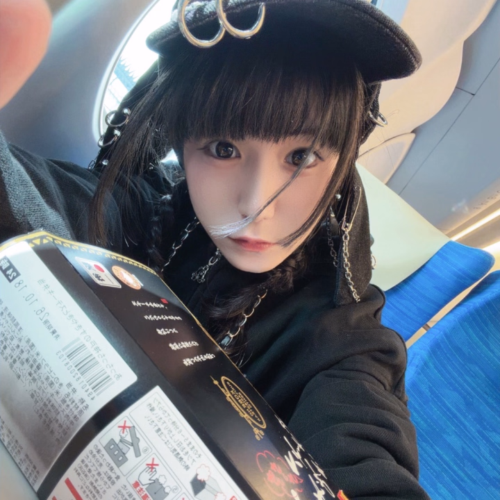 土日ありがとう❣️
今新幹線で名古屋むかってる🚄
席はいつもホーム上の喫煙ルームにちかいとこにするよ😎
現地であまり時間ないから、人生初〜〜駅弁((o(^∇^)o))神戸ビーフうまうま