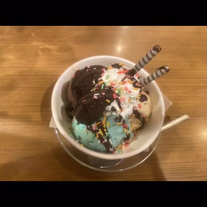 ひかるです✨

出勤してます！

めっちゃ寒いけどアイス食べてみたら、
やっぱり寒かった〜🍨⛄️❄️