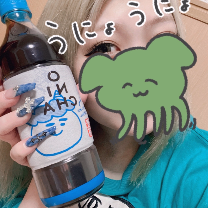 昨日もありがとうございました！！

たくさん遊べて幸せ🫶🏼

そしてなんと！差し入れでオニチャもらいました🤣
ありがとうぐびぐび飲むね🥹

そして更になんと！！昨日は二日目にして本指名のお兄さんが来てくれたの〜！！
後でお礼書きます💌

今日も12時から！
雨がぱらついてちょっと嫌だけどお店にいるからあんま関係ないや🤣
時間合うお兄さんお待ちしてるので！

今日も一日頑張ろ〜！👊