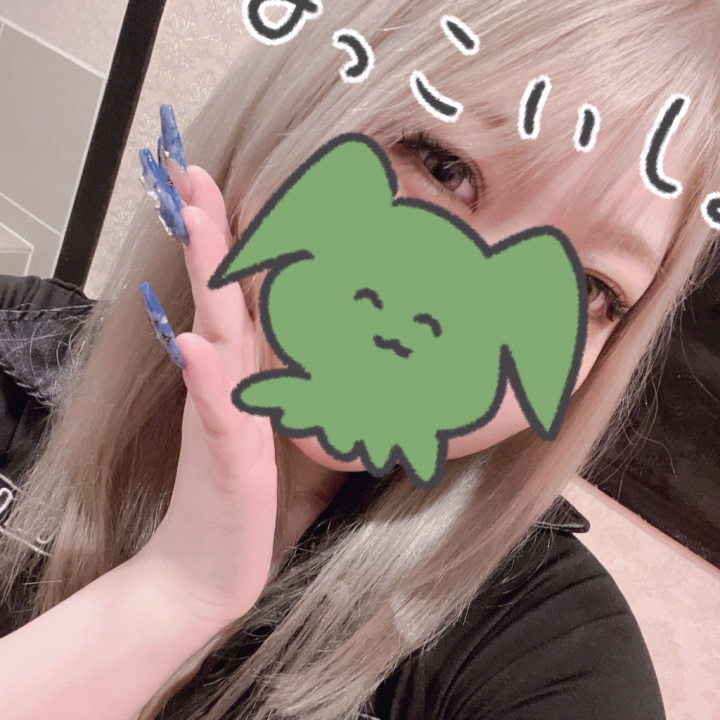 おっはみー！
初出勤緊張しすぎてやばいんだが！！

てか！！暑くない！？
ねむだけ！？

今年初めて半袖きました笑
今日12時から！
いつもとプレイスタイル変わってちょっとドギマギしてるかもだけど温かく見守ってくださいな🥹

エアコンにやられて声ガスガスしてるのは限定ボイスだと思って🤣