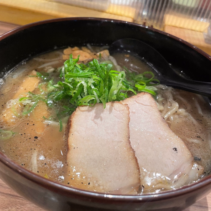 空港飯！！

やっば寝坊したと思って急いで準備したら空港までのバスが優秀すぎて逆に時間持て余してる😇

無事にたどり着けるのかしら、、、
なんか天気ぐずついてるっぽいけど気にせず遊び尽くそうと思うねむであった！