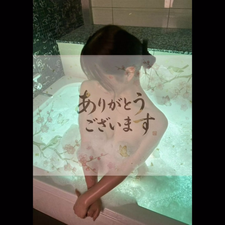 お礼日記

🤍一番手 70分のお兄様へ🤍

入店してすぐ、一番に会いに来てくれて本当にありがとう🥺
初めての接客でかなり緊張してたんだけど、すごく優しくて安心できて、自然と緊張もほぐれました✨

顔も知らない状態で予約してくれて、会った瞬間に可愛いってたくさん褒めてくれて、ちょっと照れちゃったけど幸せな時間でした💗💗

また会いに来るって言ってくれたのも嬉しい☺️
次はもっとリラックスして、もっと仲良くなれたらいいなって思ってるよ🫶

⸻

🤍22:00〜70分のお兄様へ🤍

会いに来てくれてありがとうございました☺️
ずっとお話ししながらいっぱい笑ってくれて、すごく楽しい時間だったよ✨

ふわふわしてて優しい雰囲気なのに、ベッドに入ると少しSっぽくなるギャップにドキッとしました…🤍
たくさん気持ちよくしてくれてありがとう🥺

スタイルもいっぱい褒めてくれて嬉しかったなあ♡
また一緒に楽しい時間過ごせたらいいなって思ってます🫶