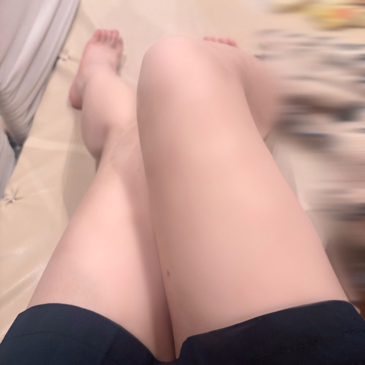 るりの生足だよ🦵⟡.*
足好きな方もいるかなーっと思って撮ってみました(  ˘꒳˘ﾉ)ﾉ📸ｶｼｬｰ

会いに来てくれたら生足触り放題だよっ(*´艸`)

⊂(*´꒳`*)⊃ｵｲﾃﾞｯ