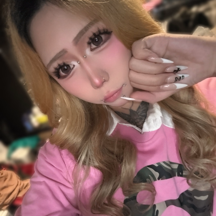 おはよ ~ 出勤してるよん🙆‍♀️

土曜日なのに雨なのやだね☔️
湿気もすごいね。

こんなジメジメした日は
涼しい部屋でイヴとイチャイチャしよ❤️

挿れられたいし挿れたい😻
射精もしてないからしたいし
したいことだらけだ ~ 🥹

今日も26:00までいるから
ムラムラしてるおにぃさまは
会いに来てくれたらうれしいな💭

まってるね💕︎