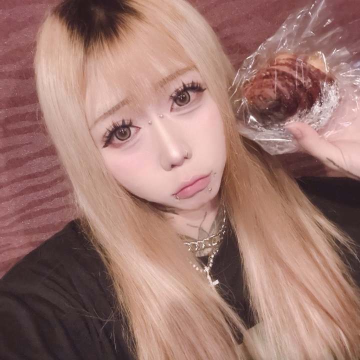 10/11 90分で遊んでくれたリピ様
ありがとうございました🙏

約1ヶ月ぶりぐらいに
会いに来てくれたおにぃさま

今回のお土産はパン！！！
毎回お土産が美味しすぎる😍

次も楽しみにしとこ🎶

お話してシャワーに行きベットに‪🛌

バックハグしながらちくびいじってたら
🍌がぐんぐん大っきくなっていってて
えちえちかった ~ 🤤

その後はイヴのちくびと🍌をぺろぺろ
気持ちよすぎて
すぐビンビンになっちゃった🤭

今回は久しぶりの逆穴に🍌

おしりをほぐして挿入に♡
最初は正常位でたくさん犯し
バックからの寝バック🫶🏻

寝バック気持ちよすぎて
ハマっちゃいそう🤦‍♀️

おにぃさまは
イヴのちくび舐め手コキで
濃いのぴゅっぴゅしてて
えちえちかったよ ~ 🥺ᩚ

今回も楽しい90分
ありがとうございました🫶🏻

また会いに来てくださいね😍