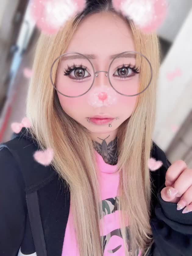 すごいでしょ
器用に動かせるんだ ~ 👅
このベロでちゅーしたり
🍌舐められたりしてみない？🤤