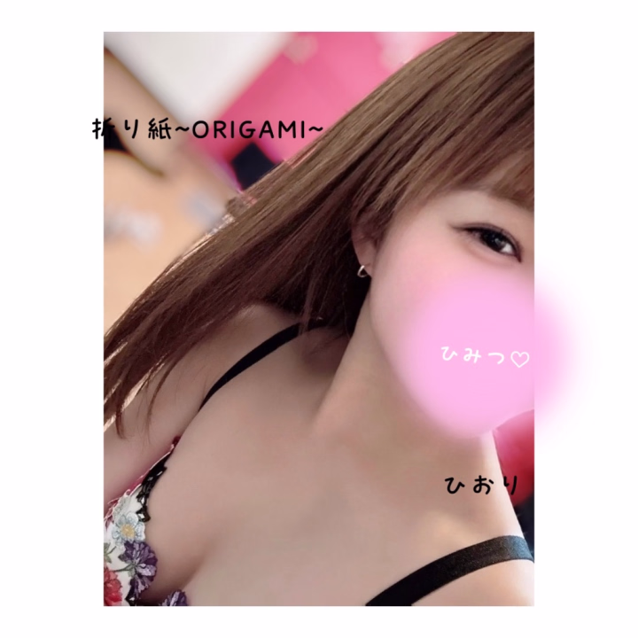 お部屋で2人きりになるとね、
急にドキドキして
素直になれなくなっちゃうの……っ🥺///

本当はね…

「ここ触って？」って言いたい場所、
いっぱいあるんだよ…？🙈💕

ふわふわのお〇ぱいの先端とか、
むちむちのおしりの付け根とか、
脇腹の辺りとか、

ぬるぬるになってきたところとか…🔞

お兄さんの指先で♡

優しく撫でられたりなんてしたら、

ひおり、恥ずかしいのに
「んっ…気持ちいい……/////」って声が出ちゃいそう……🥺💗💗

今日はお部屋で
ひおりの体から溢れる
「触って欲しいサイン」…

ちゃんと受け取ってね…？👅💞

びくびくしてる秘密の場所、
お兄さんでいっぱい甘やかして…💕

ぬりゅぬりゅのとろとろになってきたら
ナカに欲しいサインだよ😍♡