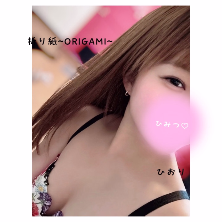 お兄さんって、
どんな女の子が好き？💗

「可愛い癒し系」と「濃厚でえ〇ちなご奉仕」 
それとも「少し意地悪に激しい責め」？？

どんな子が好きなのか教えて欲しいなぁ？🥰💭

小柄でもちふわボディなひおりは
清楚な感じに見られがちだけど…

お部屋に入ったら
喉奥まで届く濃厚ねっとりフ♡ラで
トロトロにしちゃうし🥺

じゅるっ…と音を立てながら根元まで飲み込んで、
舌を絡めてゆっくり引き抜いてはまた深く咥え込むの…♡

実はあそこの締めつけもすごかったり…///🔞

ひおりの下のお口で奥まで一気に咥え込んだ瞬間、
びくびく痙攣しながらぎゅぅっと締め付けて、
「あん♡奥…ヤバい…///」って甘く喘いじゃうよ🙈︎💕︎

ギャップで攻めるひおりの可愛いおねだり
確かめにきてほしいな💗

🅱️ッドで密着しながら、
ひおりの小さな身体を抱きしめて深く突いてくれたら…

「もっと奥まで…いっぱい出して…」って
うるうるの瞳で懇願しながら、
最後まで濃厚に絡み合っちゃうから💞