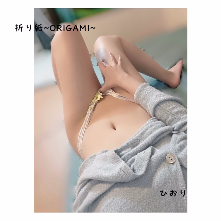 ベッドで脚を大きく開かされて、
お兄さんがジーッと見るから、
恥ずかしくてあそこがヒクヒクしちゃうよ🥲💕
そんなとこ、まじまじと見られたら
ひおりだって恥ずかしい🙈///
そんなのお構いなしに、お兄さんはひおりを触ったり、舐めたりして、
とろとろに溶かしていくんだよね🥺💕
恥ずかしながらも興奮して、
もっと感じてるところ、お兄さんに見せたくなっちゃうかも♡
お兄さんのことも感じさせていい?😻