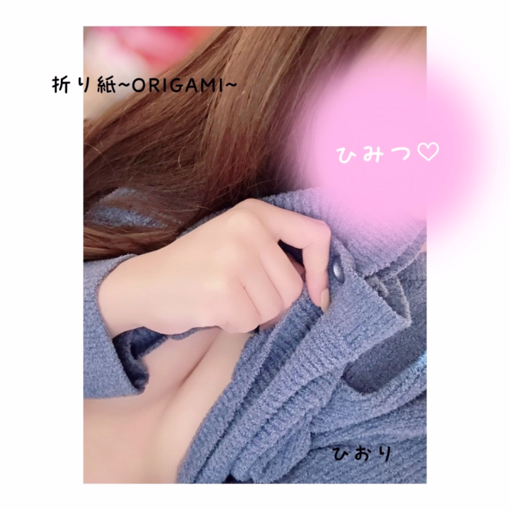 ひおりと目が合った瞬間、ドキッとするかな…？😻
ひおり、見つめられると弱いの…🥺💖
でも、ちょっぴり恥ずかしがり屋さんなんだよね///

お兄さんのことジーッと見つめるくせに、
目が合うとすぐに目をそらしちゃうの…💦

あ、えっちなゲーム思いついた！♡

次にひおりが目をそらしたら…
ひおりがお兄さんに、とっておきのご褒美をあげないといけないっていうゲーム…😘

ひおりを独り占めできる、特別な時間をプレゼントしてあげるの…💝

その独り占めした特別な時間で、
あんなことやこんなこと…///

お兄さんに合わせた、甘々でえっちなことしよ…❤️

負けないよ😤✨

普段、最後までできないってお兄さんも、
ひおりのふわふわボディに包まれたら
最後までできちゃうんだから…😈🔞

ひおり、お兄さんに早く会いたいな…💭
ひおりと一緒に、秘密の時間を過ごしましょ…？😉💗