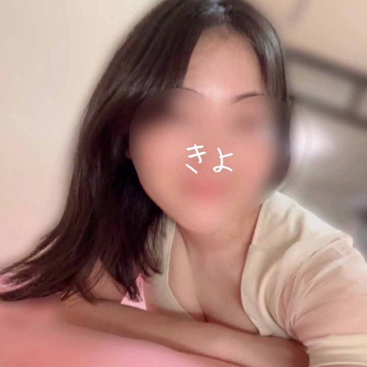 今日が一番若い日。





最近、60歳になってからのことを考えるんです💦


70歳になっても働いている人を見ると

「すごいなー！」

って、思う一方で

「あと何十年も働き続けないといけないのか」

って、急に不安になることがあります😢💦


きよは、不安症な上に
自分を認めるのも得意じゃないので
まだ起きていないことまで考えて
今の自分の状況が怖くなってしまうことも…


だから、年を重ねても
好きなことや趣味を楽しんでいる人を見ると
すごくキラキラして見えるんですよね！



きよの目標は、
そんな自分を打破して
60歳は、穏やかに笑っていたいなと🥺✨

きよが誰かにとって、
ホッとできる場所になってたら
きよの人生成功かも😊



お兄さんは老後とか考えたりしますか？



きよ