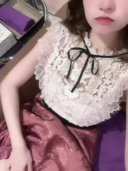 はろゆ❄️
予定よりすこし遅れましたがお部屋いんしてます🙌

はいもんだいでーす！
今日の下着、何色でしょうか🥺

をやりたかったのにほぼ答えが丸見え案件、難しいなあ💭

テスト的に動画日記ちょこちょこあげてますが余力があるときしかできないので、「あ、ゆきちゃん今日はわりと元気なんだな〜😃」と思いながら見てください👀♡

本日24時までです、短いお時間ですがゆるりと🛀🫧