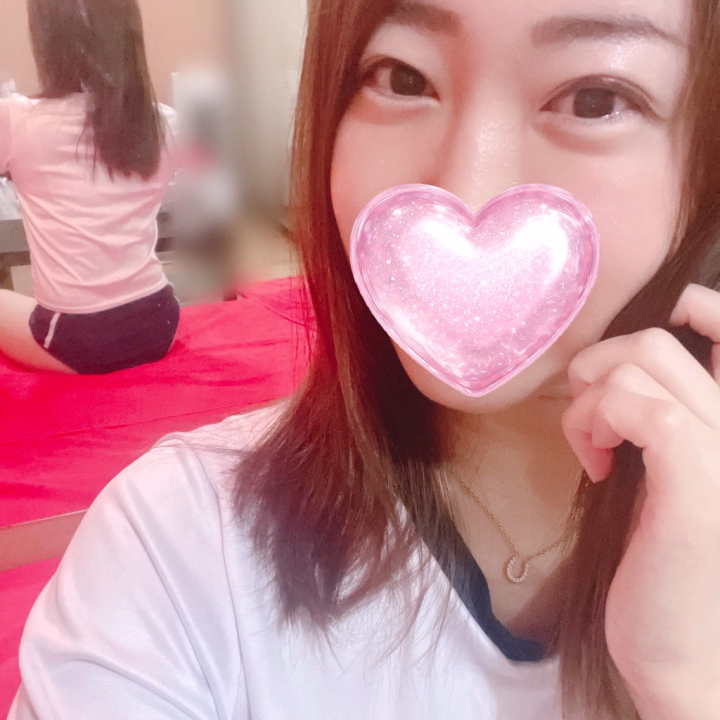 ただいまお店静かです😅

閑古鳥です…

自分以外人がいないような静けさです…

あやは３ヶ月先まで担当予約がびっしりの全国に店舗があるエステティックにいたことがあってね、厳しさと活気は肌で体験したなぁ〜

電話も鳴らなく寂しい…

まぁそんなに賑わっても困るかもしれませんが💦

と言いながらBGMを流してあやはノリノリです✨

優しいお兄さまが来てくれると想像して優雅に待ってます💕
