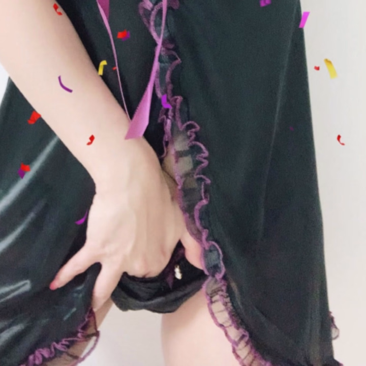 あのことは永遠に秘密♡

(✿˘艸˘✿)美しくバラが咲く時期であり
｢ロ(6)ーズ(2)｣と読む語呂合わせから
今日6月2日は｢ローズの日｣o(*^▽^*)o
色んなカラーがあるのでこの色もあの色も…
何本も混ぜて贈ったら最高かも♡と思いますが
バラの組み合わせによって花言葉が変わって
しまうってご存知ですか？(*╹▽╹*)
■赤いバラの中に白いバラ
｢打ち解けて仲が良い｣｢温かい心｣
 ■黄色のバラの中に赤いバラ
 ｢あなたがどんな不実でも｣ 
■バラのつぼみ3本と開花したバラ1本 
｢あのことは永遠に秘密｣ 
■バラのつぼみ1本と開花したバラ2本
 ｢あのことは当分の間秘密｣
｢あのことは永遠に秘密｣って(´⊙ω⊙`)
随分と意味深(〃▽〃)な花言葉ですね〜！
今週末も出勤の予定です♪
ふたりだけの秘密の時間を\(//∇//)\♡