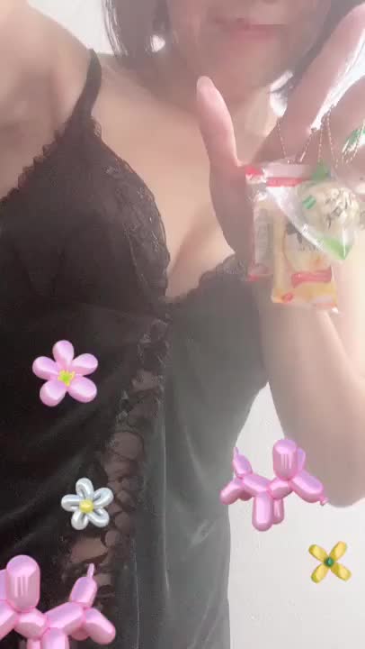 可愛い？♡  日付変わっちゃいましたが(^▽^;) 昨日8月8日は｢ガシャポンの日｣ 日付は｢8｣という数字がガシャポンの カプセルに似てるからなんだそう(◍˃̶ᗜ˂̶◍)ﾉ" カプセルトイを置いているスペース 多くなりましたよね╰(*´︶`*)╯ 電気代も人件費も不要でしかも小スペースで 営業できることから(⊙ꇴ⊙)空きスペースを 有効活用されてるケースが多いのだとか しかも中身がとっても可愛い(灬º 艸º灬)♡ ついつい手に入れたくなっちゃいますね(≧∀≦) カプセルトイを手に(//∇//)そのままショーツに 手をかけて(/ω＼)撮った動画も見てください♡  江戸屋谷9☆小田あき