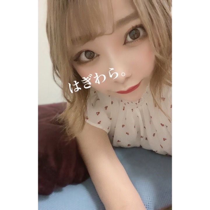 今日はカラコンの在庫が切れたので裸眼出勤🙆🏻‍♀️
カエル顔なので裸眼だと顔が可哀想な事になる🤔（笑）

あと二時間半！頑張ります🙆🏻💓