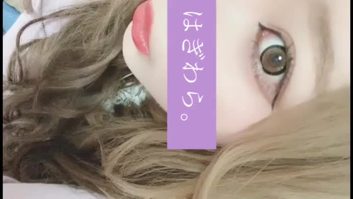 おかおのどあっぷからのムチムチな足 🙆🏻‍♀️💓 まつ毛は今伸ばしてるとこなのでそのうち羽ばたきまつ毛になるはず…！笑  足の傷はよって転んだ傷と虫刺されです(気をつけます)