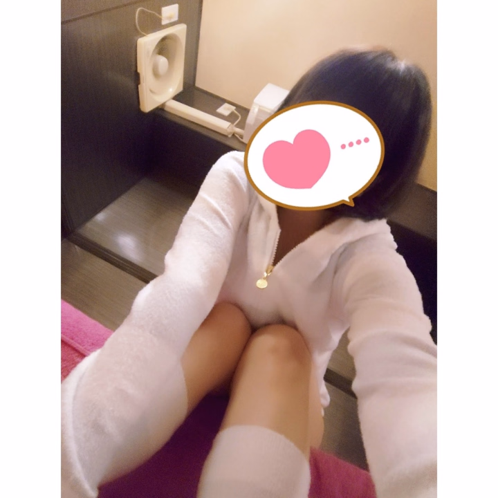 おはようございます。

5月も仲良くしに来てくださった皆様、本当に本当にありがとうございました💕

何とか少しだけでも出勤する事ができて、一安心しています(笑)

またお店に相談しまして、6月の前半に出勤の予定を入れて頂きました。

他のお仕事や体調を見ながら無理をし過ぎないように気をつけたいなと思っておりますが、皆様も寒暖差やお体に気をつけて元気にお過ごしくださいね💕

そして、6月前半のどこかでお会いできましたら、とってもとっても嬉しいです💕

なんと6月最初の週末も出勤が少しできそうで相談中なのです。

ただまだ確定ではないので、ヒメチャンネル予約のみの受付になるかと思います。

それ以降の週末は今の所難しそうなので、こちらもあわせてご検討、ご相談頂けますと幸いです💕

そして何よりも6月の後半がまだ読めない分、前半こそは頑張りたい(笑)

こんな私ですが頑張りたいなと思っておりますので、良かったらどうぞよろしくお願いします💕💕

6月も少しでも良いものになりますように。