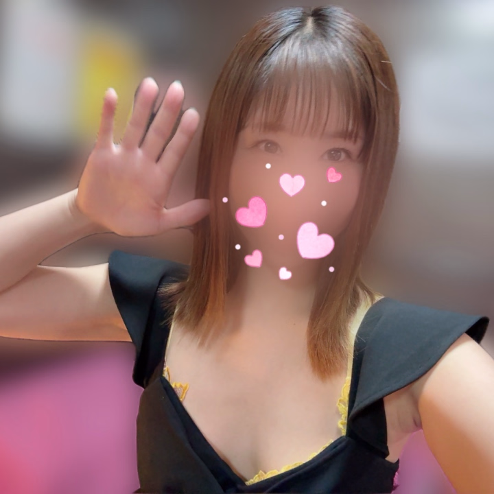やっほー♡
 みたいな写真になった😆笑
.
 みんな元気〜〜？？？
.
 お疲れの方はわたしに癒されにおいで〜❤️
 イチャイチャ🥰温もり感じてる時って幸せだよね✨わたしだけ🥺？
.
.
次の出勤は16日の土曜日です💕
真ん中らへん🈳あるので、トークからお誘い待ってますよ🙈💕💕
引き寄せられてくれる方はいるかなあ🥳