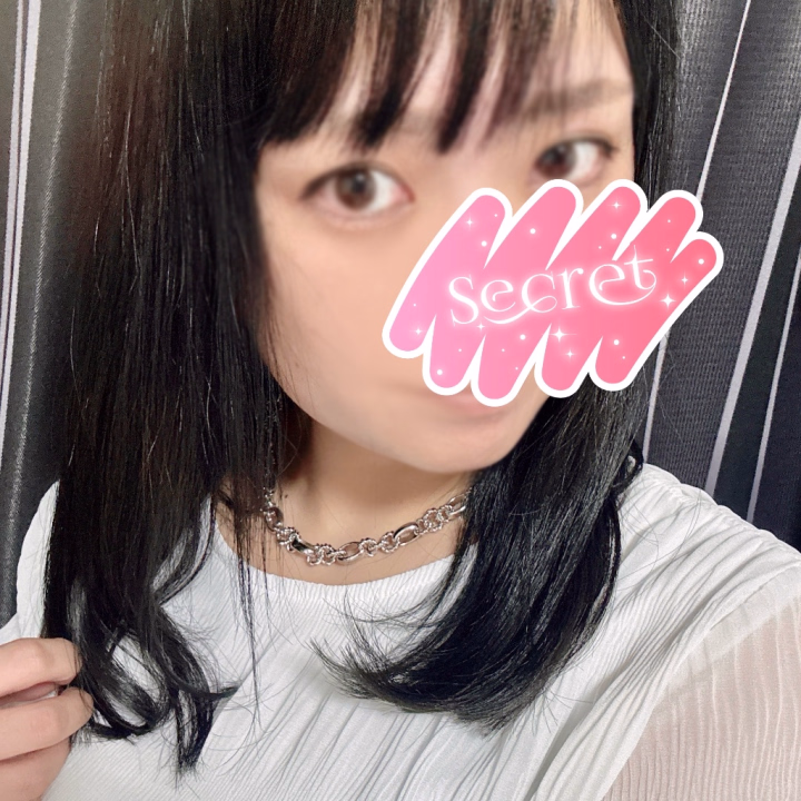 ゆるりです、こんばんは♡

黒髪派のお兄さまには朗報かも📢笑

久しぶりに髪色暗く戻しました♡

今年の秋冬は暗めの色味でいく予定です😂