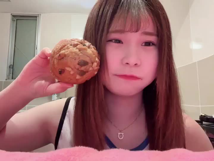 今日のもぐもぐ( ˙༥˙ )♡

くるみがのってる
マフィン🧁💗 
美味しかった🤤🤤
結構思ったよりおっきくて！
食べ応えあるマフィンでした🤟💗