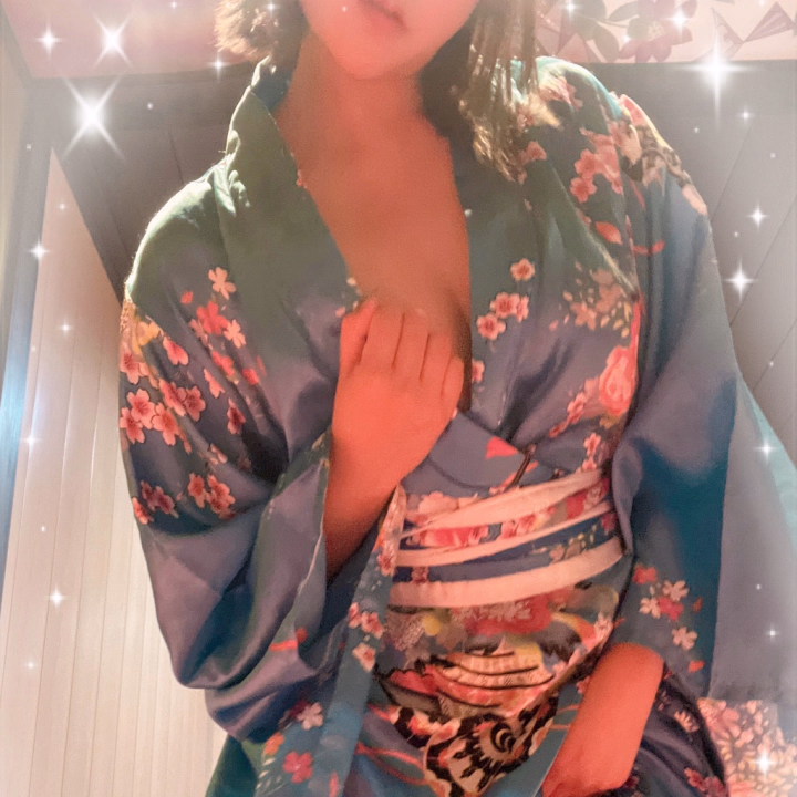 米子の皆さん25日までいるよ❣️ 
夜はこれからだよ🫶
是非着物見に来てね👘