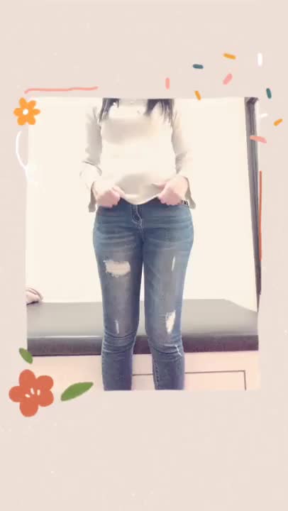私服はパンツかスカートどっちがお好みかな？ぬぎぬぎ(//∇//)♡今日も出勤してまする(*´꒳`*)