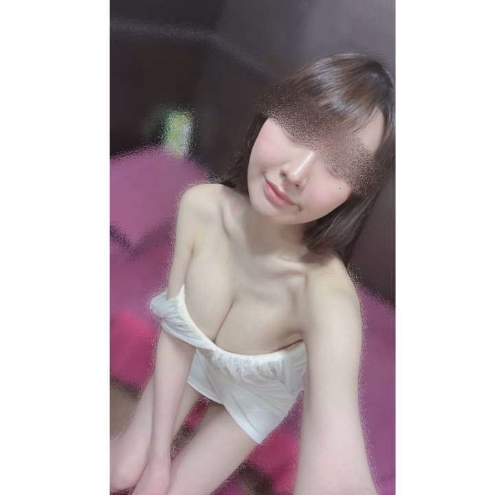 この前ちょっとショックなことがあって....

本業の飲み会で二次会カラオケ10人くらいで行ったんですけど、
やっぱりみんなが知ってて盛り上がる曲入れようと思って、私が6歳の頃から崇拝してる浜崎あゆみ様のBLUE BIRD入れたんだけど、
隣にいた24歳の女の子に知らないって言われて、あまりの衝撃に「えっ、、、😨」って言葉が出なかった😂😂

でもよく考えたらBLUE BIRDって発売されたの2006年でもう今から20年も前なんですよね...そりゃあ24歳の子、知らないか...😂

私が小学生の頃、テレビ欄見て必死にあゆの出演番組VHSに録画したのに母親に違う番組上から録画されて観れなくなって大泣きしたり、
中学生になったらあゆがCMしてたMDウォークマンで音楽聞いてたり、
高校生の時mixiでコミュニティで友達いっぱい作ったりしてた話しても伝わらないんだろうな😇泣

私が20代前半の時、散々上の世代の人から昔話されて、へぇ〜そうなんですねー😊(つまんねー)って苦痛な時間感じてたように、私も同じこと若い子にしないようにしないと...と思いました。。。