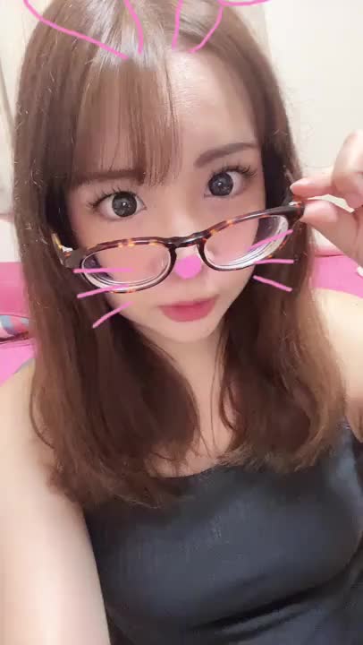 AV女優小倉はるかです❤️プレゼントで応援よろしくお願いします🥺💓激レアなメガネ姿です❤️エロエロメガネ女子に攻められてみない？♡