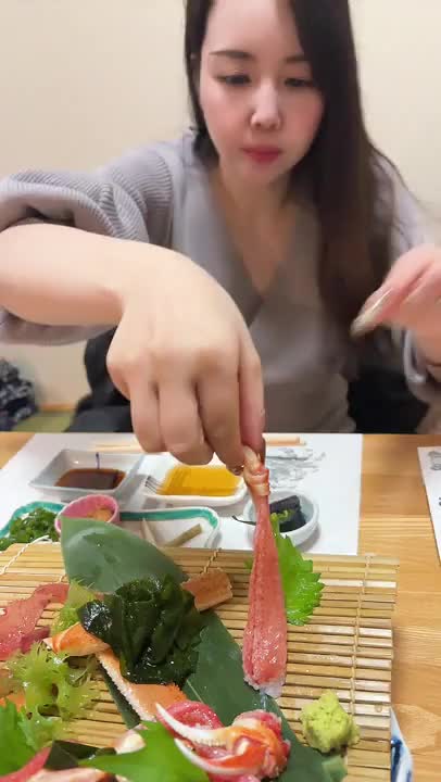 初めて載せるかも？なプライベートのムービーです💓
.
大好物な蟹を食らっている小倉の図🦀
.
.
お兄さんのおち◯ちんもパクッとされちゃわない？♡
.
.
.
おぐはる。