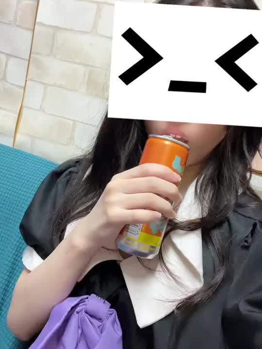出っ歯まで行かないけど、ガミースマイルってやつなので笑うとめちゃくちゃ歯茎見えちゃうんだよね〜
そのうち矯正したい。

あ、飲み物はにじさんじのコラボ缶です。かなかなでした。