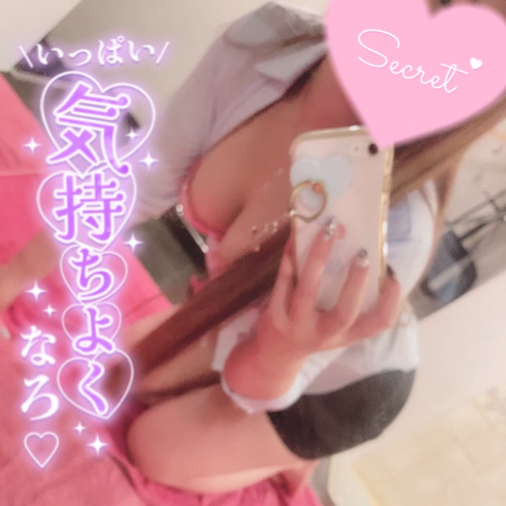 穏やかな声で
「今日はゆっくり休んでね」と伝えながら、
お兄様の体を優しく抱き寄せても良いですか?💗
とにかくゆったり癒されて言ってほしいんです🥰
Hカップの柔らかくて温かい胸を、
お兄様の背中や胸に重ねて包み込んで、、
重量感のあるボリュームお〇ぱいで
お兄様を気持ちよくしたい🫶🏻💕
ロ〇ションの滑らかな感触を活かして、全身を優しく撫でて、
敏感な部分も丁寧に包み込むタッチでじんわり刺激///
呼吸を合わせながら、
お兄様の反応も見ながら、
穏やかなリズムで快楽を得るこの感覚は
つみきとお兄様だからできる時間☺️✨️
体全体がふわっと軽くなるような癒しをお届けしますね😍
日常の疲れを忘れて、
私の胸と温もりに身を委ねてみて👌🏻💕
心まで満たされる、優しい時間を一緒に過ごしましょう♡