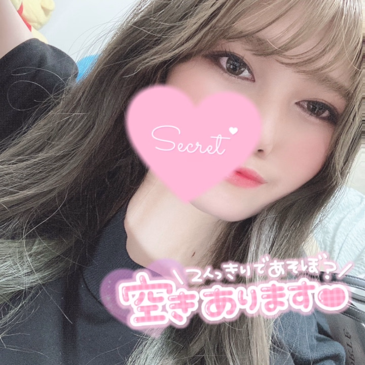 今日は少しだけ本音を伝えちゃおうかな///
キツい印象の外見とは裏腹に、実は甘えん坊で優しい性格なんですが、
今日はいつもよりもお兄様と癒しと甘い時間を過ごしたいです🫶🏻
お兄様に甘えながら、たっぷり優しいご奉仕をしたいな🫣💗
敏感に反応する大きな胸や、
普段の話し方とはギャップある喘ぎ声で一緒に高まっていけたら
2人で火照って熱々S♡Xで発散できるんじゃないかなぁと思いまして🤔💭✨️
濃厚な時間を過ごしたいです///
食べることが大好きなので、
お兄様との美味しいお店の情報交換も密かな楽しみ💗🙈︎
このギャップに触れたくなるお兄様、待ってます♡