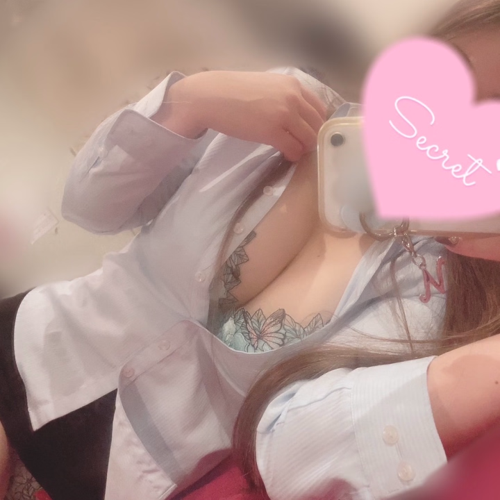柔らかい雰囲気の中で、
そっとお兄様にボディタッチ♡
最初のスキンシップってやっぱりドキドキしてしまいます🙈︎///
お兄様も緊張しているかなって思うと、
優しく包み込むような雰囲気で包容力たっぷりでお出迎えしたいんですよね😚💗
気持ちいいも大切だけど、
温もりを感じてもらいながらゆっくり動き始めるのも良いかもしれませんね🥰
キツキツの良く締まってうねるま〇こは
お兄様に褒めてもらえるんです🔞
嬉しいけど、恥ずかしい、、🫣
段々とお兄様の息が乱れていくのを
ゾクゾクしながら感じて、
弱い部分を指先で優しくなぞったり、
圧を変えてじっくり高めたり…💕
変幻自在のおま〇こも楽しんで行ってくださいね///
優しいのにエッチなリードで、
心までじんわり溶けるような快楽をたっぷりお届けします😍🫶🏻
リラックスして、私の胸と体に身を預けてみてくださいね♡