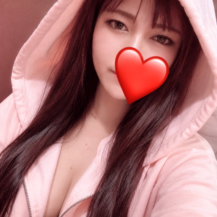 夜の静かな時間、、
そっとお客様の隣に寄り添いたくなります♡
私のHカップ爆乳は、
重みのある柔らかさと美しい形が自慢なんです😚💗
お兄様に触れられるだけで
敏感に震えてしまいます///
もちもちの谷間に優しく挟み込みながら、じっくりとパイズリでお兄様のおち〇ちんを包み込んで、、🔞
ぬりゅぬりゅでいっぱいになりながら
お兄様のおち〇ぽパンパンになるまで
じっくり焦らしながら激しく刺激してみようかな👀💕
つみきのテクニックを駆使して、
優しく焦らしたり、激しく攻めたり…
お兄様をたっぷり癒しながら
しっかり快楽も味わって欲しいの😍
心までトロトロに溶けるような、
濃厚で優しいご奉仕をお約束します♡
一緒に甘い時間を作りましょうね🥰
