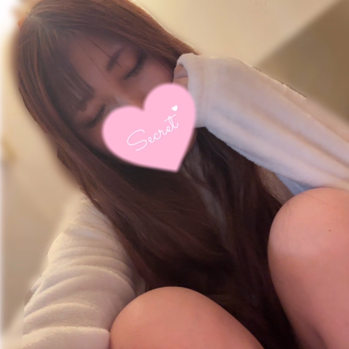 このギャップにハマる人が増えていて嬉しいです…♡
キツく見える顔立ちなのに、
接するとすごく穏やかで癒されるって言ってもらえます🥰
優しい手つきと温かい奉仕で、
お兄様の緊張を全部ほどいていく時間を過ごしてもらうと
またそのギャップが良いと褒めてもらえたり、、💗
フ〇ラのテクニックにも自信があって、
つみきのお口の中って温かくて吸い付くような感覚がとっても喜んで貰えるの☺️
ゆっくりお兄様を味わうように濃厚なご奉仕をさせて欲しいな💗
一度知ったらギャップがたくさんのつみきの魅力、感じに来てくださいね🫣💕