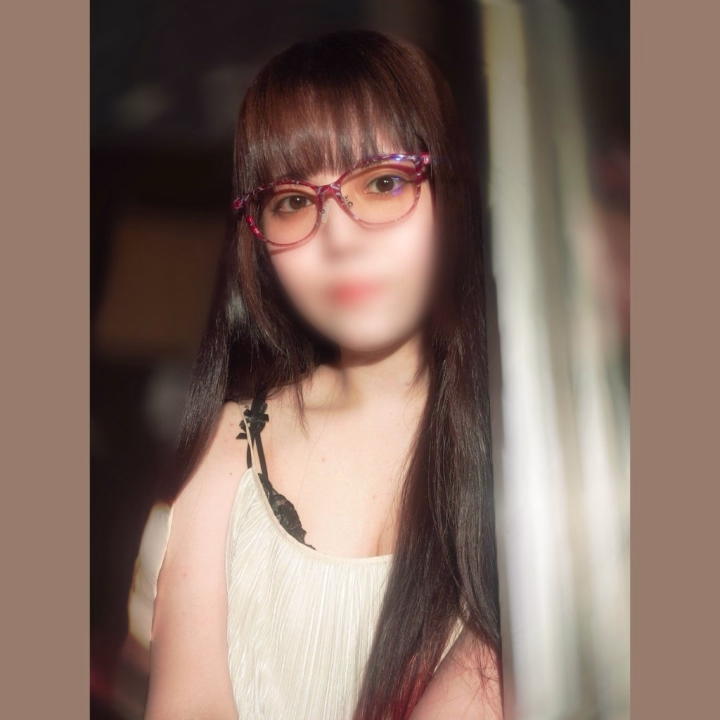 ストーリー系、実はかなり得意です📖

この前、

「メガネをかけて、単位を落としそうな女子大生になってほしい」

というミッションをいただきまして

設定は、
“大学の教授相手に、捨て身で単位を取りに行く女子大生”

開幕一言目はもちろん、
「先生、何がなんでも単位が欲しいんです🥺」

すると教授が、
「何がなんでも？…なら分かってるよね？」

と返してくださり、そこから怒涛のお部屋時間が始まりました

あかねさん、こういうストーリー系かなり得意です。

普段から小説、漫画、アニメ、映画…とにかくフィクションを浴びて生きてる人間なので、設定を渡されると勝手に脳内で物語が始まる

だからセリフも結構スラスラ出てきます

むしろ入り込みすぎて、たまに「そんな設定作り込む！？」って引かれることもあります😂

でも、世界観に入り込んで遊ぶのって楽しいんだよね。

セリフ、空気感、距離感

“その場だけの物語”を一緒に作っていく感じがすごく好き。

なので、「こういうシチュエーションやってみたい！」みたいなのがある方、ぜひこっそり教えてください🤭

楽しく全力で役作るよ💗