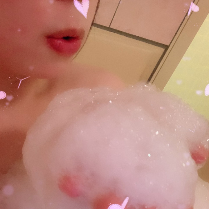 こんにちは♪
みんなはGWどう過ごしてたかな?
お仕事だった人も、おでかけしてた人もお疲れさまでした^ ^
会いに来てくれた僕ちゃんたちにも感謝です♪
ここ数日で急に暑くなって季節が一気に進んだ感じだね
暑がりママはすでに半袖だよ 笑
ママは明後日から少し遅めの“ずらしGW”です。
今日はいつもより遅めの時間までいるので普段お時間が合わない僕ちゃんたちからのお誘い待ってるね♪