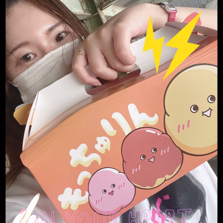今日出勤〜あとシフト






おはこんハロチャオ〜◓⃙⁣


今日も19時から出勤なしゃけです❣️

シフト今週だけ
♥月曜日(今日)
♥水曜日(17日)
♥金曜日(19日)

でよろしくお願いいたします🙏🙏🙏

あのね、朝からもっちゅりんをね
買いに行ってました✋


前の方がひとつ
置いといてくれたおかげで
なんとかラスト
みたらし(だけ残ってた)
食べれました〜｡ﾟ(ﾟ´ω`ﾟ)ﾟ｡


後ろの方……ｺﾞﾒﾝﾈ……


母いわく
｢これやったら普通のみたらし団子かポンデリングの方がおいしい(*´ ｀*)ŧ‹"ŧ‹"ŧ‹"｣

これは！
もっちゅりん！で！
あることが！！！

大事なんだ！！！！！！


他の味をリピしたいとか
なんとか
お聞きしたので

次……
ストロベリーときなこ
買えたらいいなぁ🤔



そしてサッカー⚽️
凄いですね！

どきどきしちゃったᒄᵒᵏⁱ( •̀ㅁ•́;)ᒄᵒᵏⁱ


選手さんのお名前
なんとなくしか分からない
めちゃくちゃにわかですが

とにかくすごいのは！
伝わった！！！



そんなしゃけを
お相手してくださるお兄様♡

今日もお
