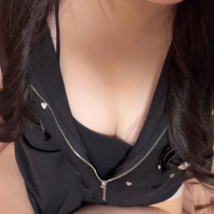 おやすみの日は部屋着でごろごろ♪

どこ見てるの〜？？
ばれてるよ🫣💞

なーんて感じのおうちデート
想像しちゃうね💭💕