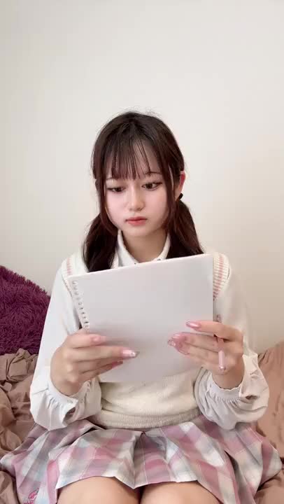 【勉強中の義妹JKをチラ見してたら…？ 🫣💖】
……。
うーん、この問題むずかしいなぁ。
あれ…？
お兄ちゃん、なんかコッチをじーっと見てる……。
もしかして、わたしのおっ♡いとか、太もも、見てるの……？
……っ
……見られてるって意識したら、なんだかアツくなってきちゃったかも……♡
ん……っなんだか、身体が火照ってる……。
お兄ちゃん、私のこと、抱いてくれるかな……。
もう、子どもじゃないよ……？