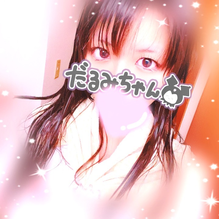 こんばんはっ🌛*°
れいかです👠•*
今日も暑い日でしたねえ🔥
なぜか今は雨が降ってますが;(´•௰•`)☂
れいかは今日フットネイルを
変えてきました(*´`)♡
ちょっと落ち着いた感じにしましたよ( ¨̮ )♥