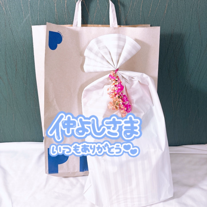 おはようございます🩵

昨日も遊んでくれた仲良し様ありがとうございます🩷


プレゼントまで用意しててもらえるなんてびっくりです🫢！！
中身なつみの大好きなものばっかり入ってて感激でしたーー(*≧∀≦*)🩵
大事に使わせてもらうねいつも仲良くしてくれてありがとう🩵🩵🩵

会ってない時間にもなつみのこと考えてくれてたんだってことが何より嬉しい🩵
残りの3日間もるんるんで頑張れます🐳♡


今日もラストまで出勤してるのでなつみとたくさんえっろいことしましょ\(//∇//)\
イオンウォーターたくさん補給してクジラさんの準備して待ってます🐳🩷
