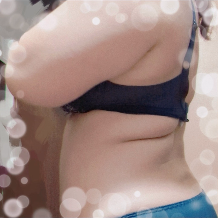 *フェチには分かる?*
こんにちは、なのです(。・・。)
二の腕を褒められたり、
脇の下?背中?のお肉も好き!
って言われます(*´ω`*)
優しくハムハムされると
くすぐった気持ちいいです🤭💞
自信がないとこを「好き」と
言われると恥ずかしさもあるけど、
自信にもなってくし嬉しいので
遠慮なく言葉にしてください🥰
今日は21時まで一緒に過ごせるので
まったりイチャイチャと
お兄さんと過ごせたらいいな♡